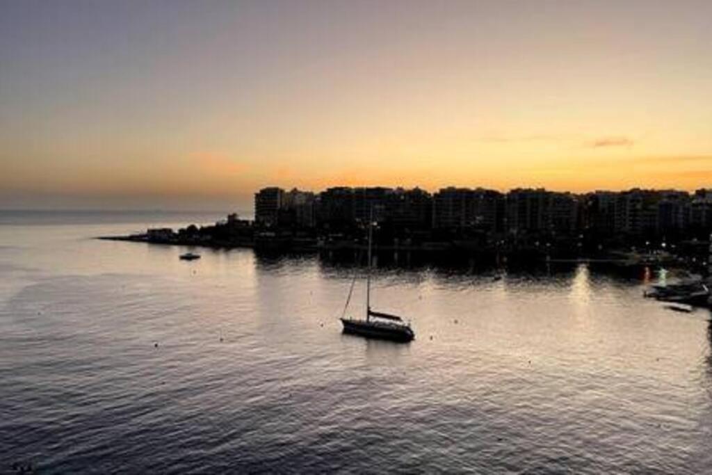 Stunning Beachfront Apartment In St Julians スリーマ エクステリア 写真