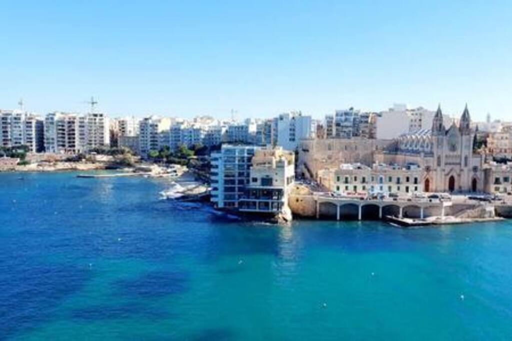 Stunning Beachfront Apartment In St Julians スリーマ エクステリア 写真